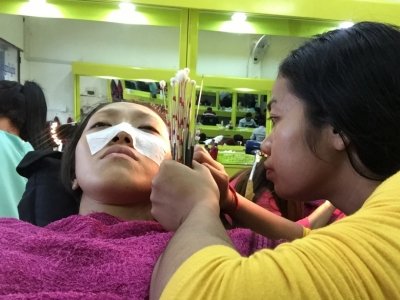 【B級体験ツアー】ローカル美容室で耳掃除&きゅうりパック体験♪